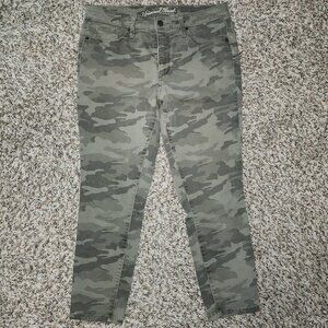 Universal Thread High-Rise Skinny Capri Jeans Green Camo Size 8